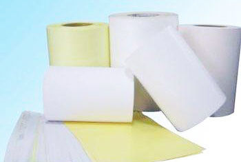 Feuilles adaptées aux besoins du client stables de papier d'auto-collant de longueur de résistance au pelage pour le codage à barres